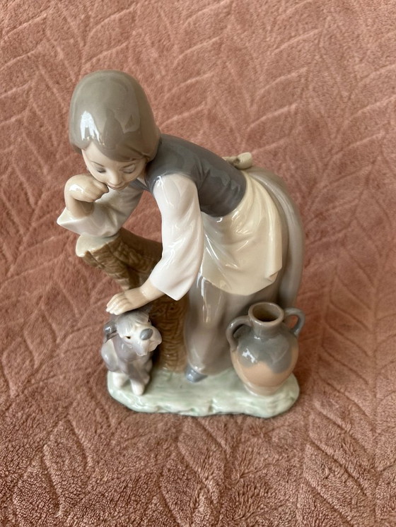 Image 1 of Immagine Lladro ragazza con cane