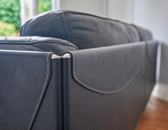 Image 1 of POLTRONA FRAU - DIVANO IN PELLE BLU SCURO