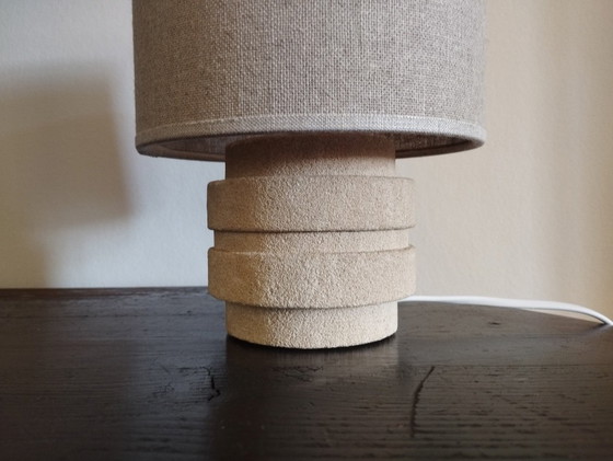 Image 1 of Klein nachtlampje uit de jaren 70 met voet van aardewerk en cilindervormige lampenkap van jute.