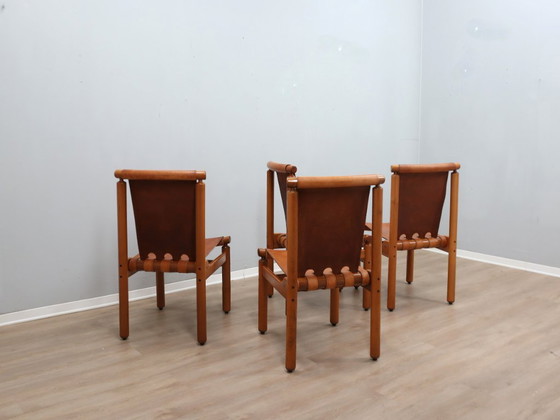 Image 1 of Juego de 4 sillas Ilmari Tapiovaara para La Permanente, de nogal y cuero, de la década de 1960.