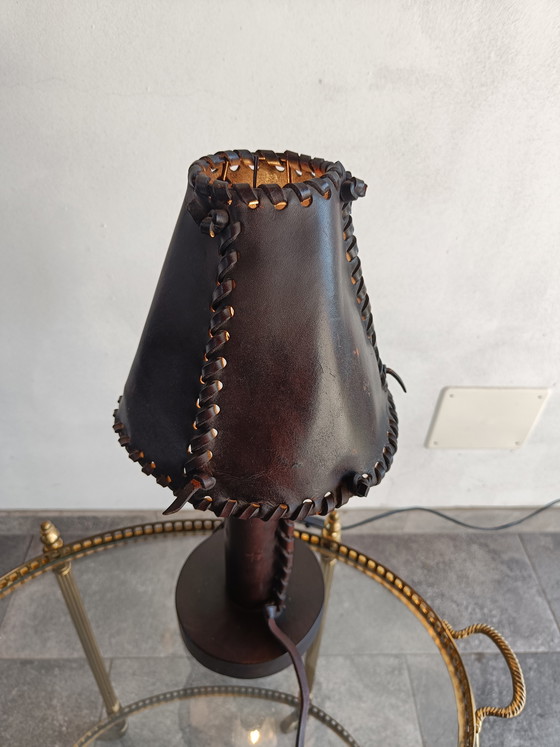 Image 1 of Lampada da tavolo italiana degli anni '70 in pelle con paralume annodato a mano.