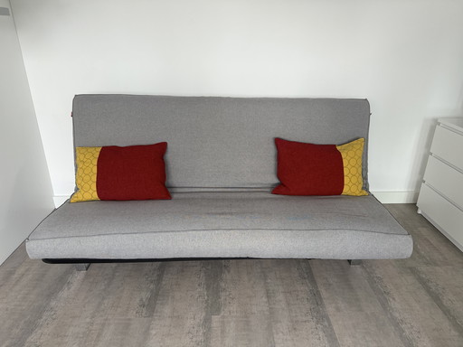 Robustes, graues Innovations-Schlafsofa.