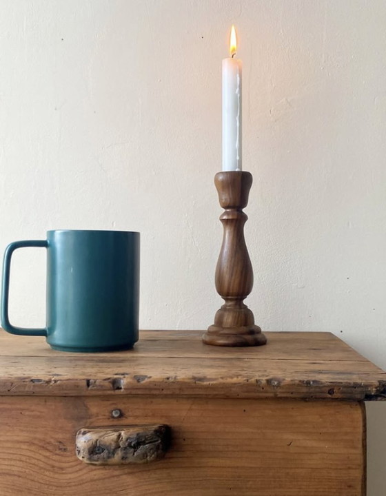 Image 1 of Mesita de noche rústica antigua de madera maciza: una pieza auténtica y cálida.