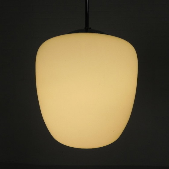 Image 1 of Vintage schoollamp met witte matglazen kap en verchroomd armatuur, jaren 50