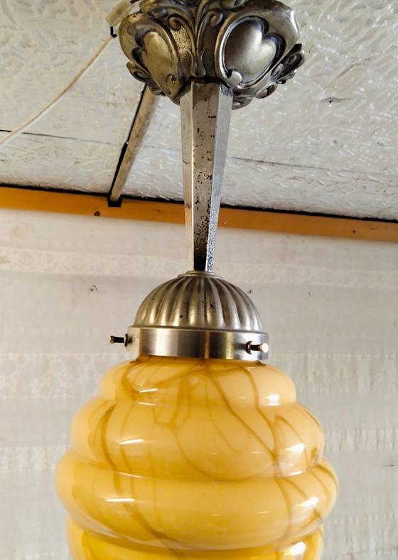 Image 1 of Art Deco hanglamp met gemarmerde olain bol en tinnen bevestiging - midden 20e eeuw