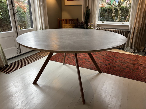 Mooie betonnen ronde eettafel met stalen frame 