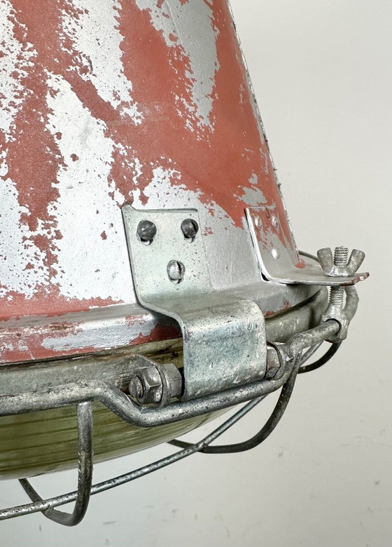 Image 1 of Suspension industrielle en forme de cage avec abat-jour en verre, de Mesko, années 1970