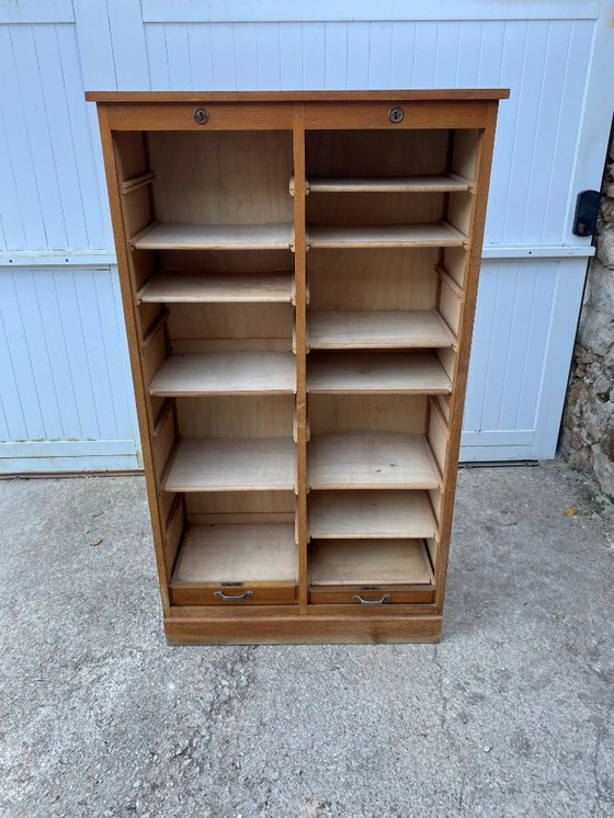 Image 1 of Eikenhouten archiefkast met dubbele kolom en gordijn uit de jaren 50