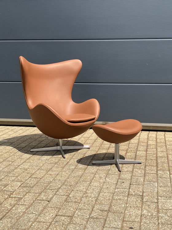Image 1 of 2 sillas Egg de Fritz Hansen + otomana de cuero color coñac ¡En perfecto estado!