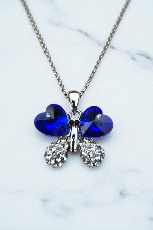 Pendentif papillon en cristal de roche plaqué or blanc 18kt avec chaîne