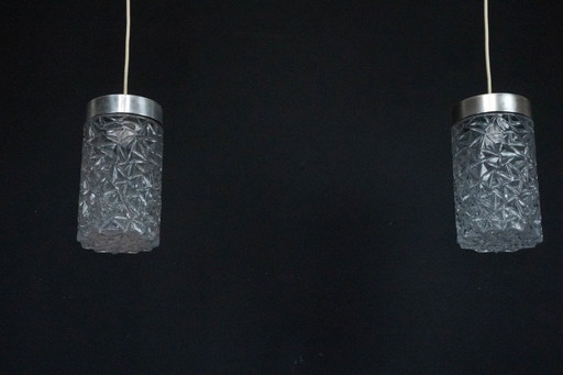 Een paar Italiaanse hanglampen van glas en gepolijst aluminium, jaren 70.