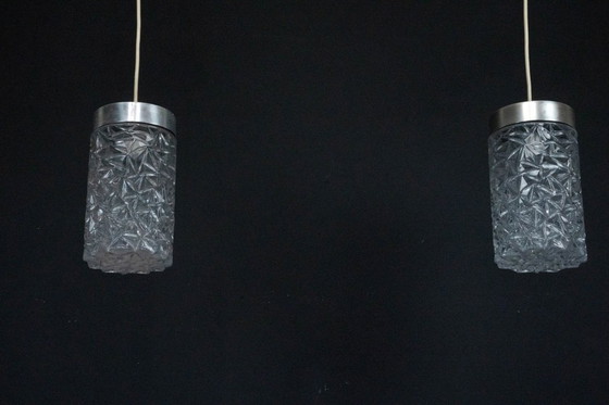 Image 1 of Een paar Italiaanse hanglampen van glas en gepolijst aluminium, jaren 70.