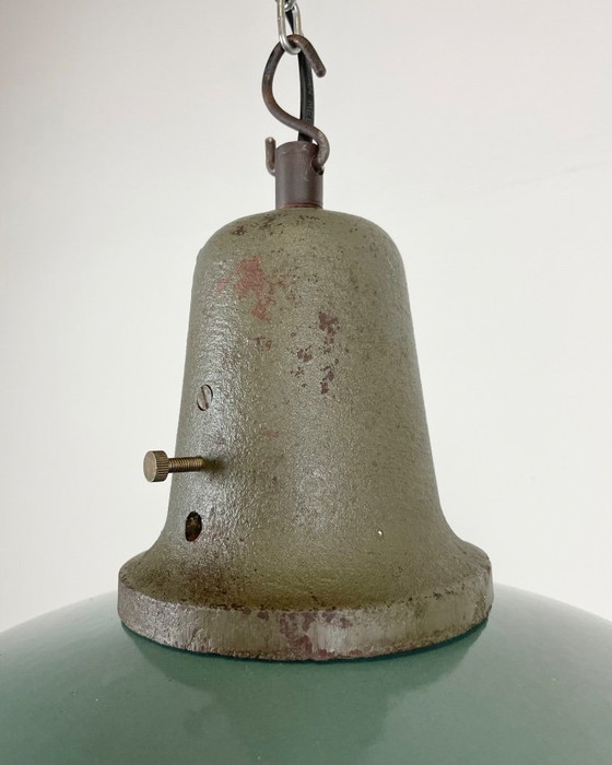 Image 1 of Industrielle Fabriklampe mit emaillierten Produkten und gusseisernem Aufsatz, 1960er Jahre