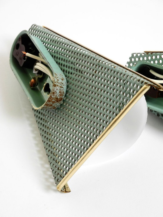 Image 1 of Ein Paar wunderschöne mintgrüne Wandlampen im Mid-Century-Modern-Stil aus perforiertem Blech mit Plexiglasschirmen