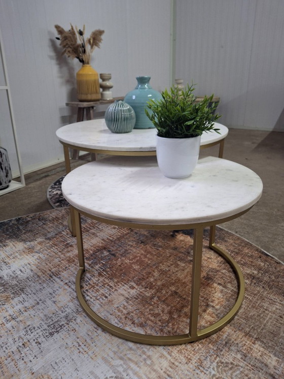 Image 1 of Salontafelset met wit marmer blad en goud metalen onderstel