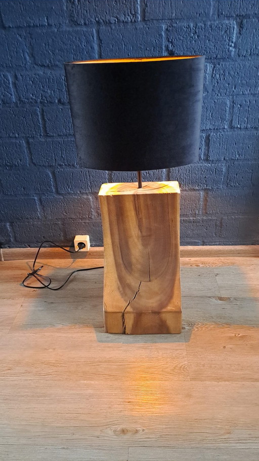 Belle lampe de table en bois de suar avec ampoule et abat-jour noir