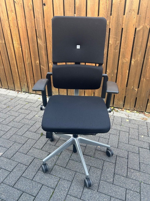 Chaise de bureau noire avec revêtement en tissu
