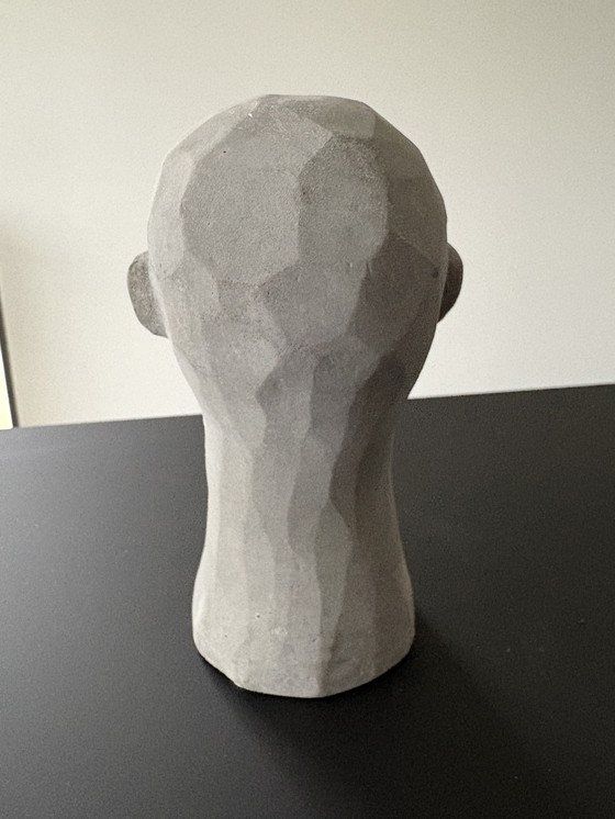 Image 1 of Statua di una testa stilizzata in cemento