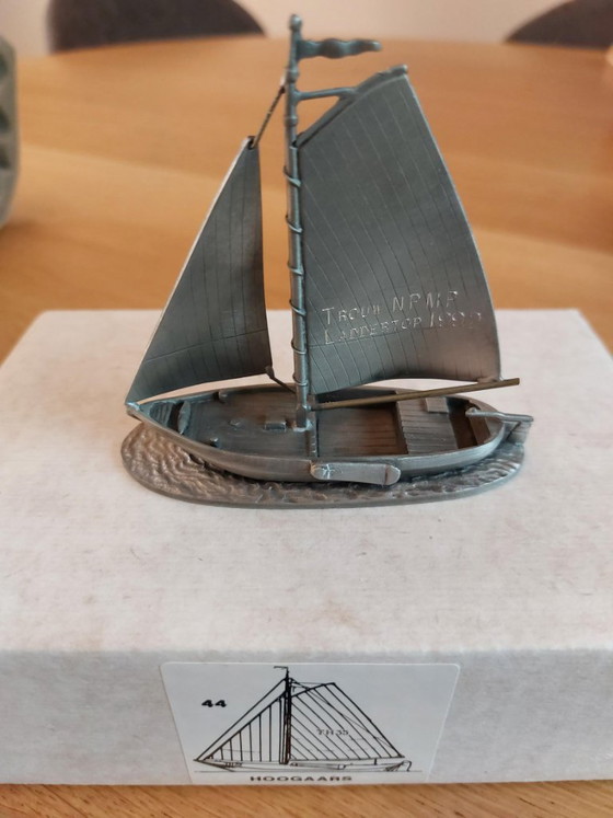 Kleines Schiff aus 94% Zinn, Nr. 44 Hoogaars Sammlerstück – Artil Specials Utrecht, Dekorative Objekte, Metal (photo 5 of 5)