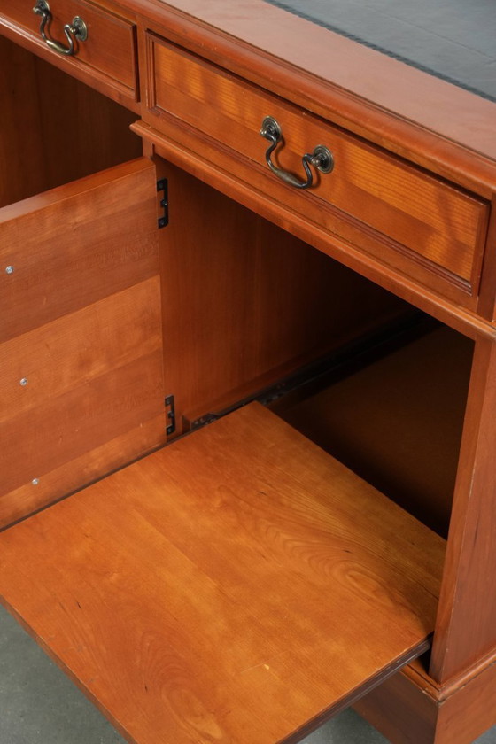 Image 1 of Groot klassiek houten bureau in Engelse stijl met 4 lades en een blauw lederen blad