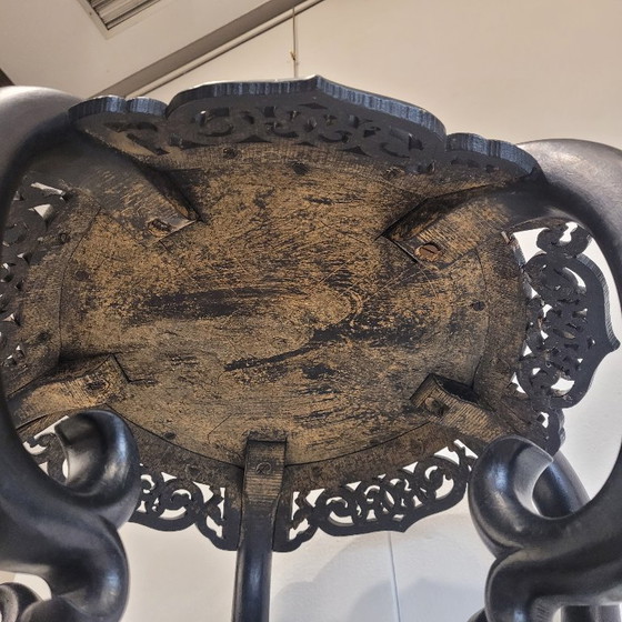 Image 1 of Petit guéridon/table d'appoint, en bois ébénisé et sculpté et en marbre, dynastie Qing, vers 1900 – Chine