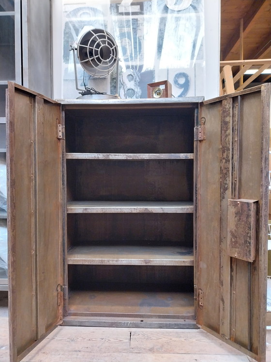 Image 1 of Vecchio mobiletto in metallo a due ante 77*43,5*118