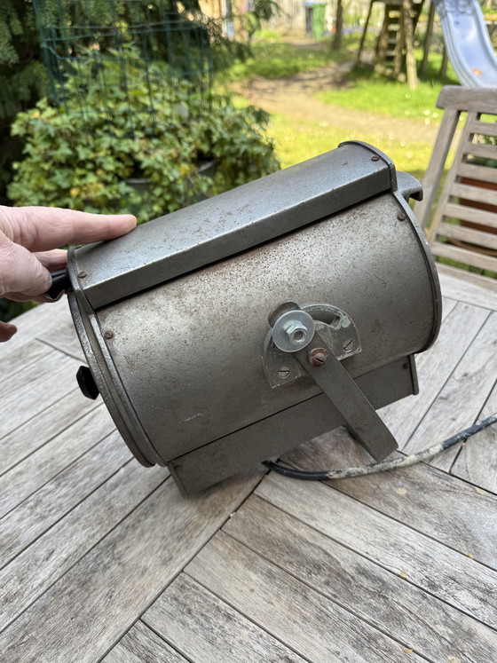 Image 1 of 💡 Lampadaire industriel chargé d'histoire | La précision suisse rencontre l'éclairage scénique néerlandais