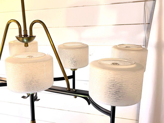 Image 1 of Maison Arlus, Lámpara de araña de mediados de siglo, latón y cristal opalino, Francia 1950