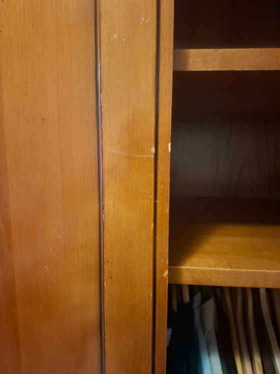 Hölzerner Kleiderschrank mit drei Türen, Kleiderschränke, Holz, Messing, Braun, Klassiek (Foto 6 von 7)