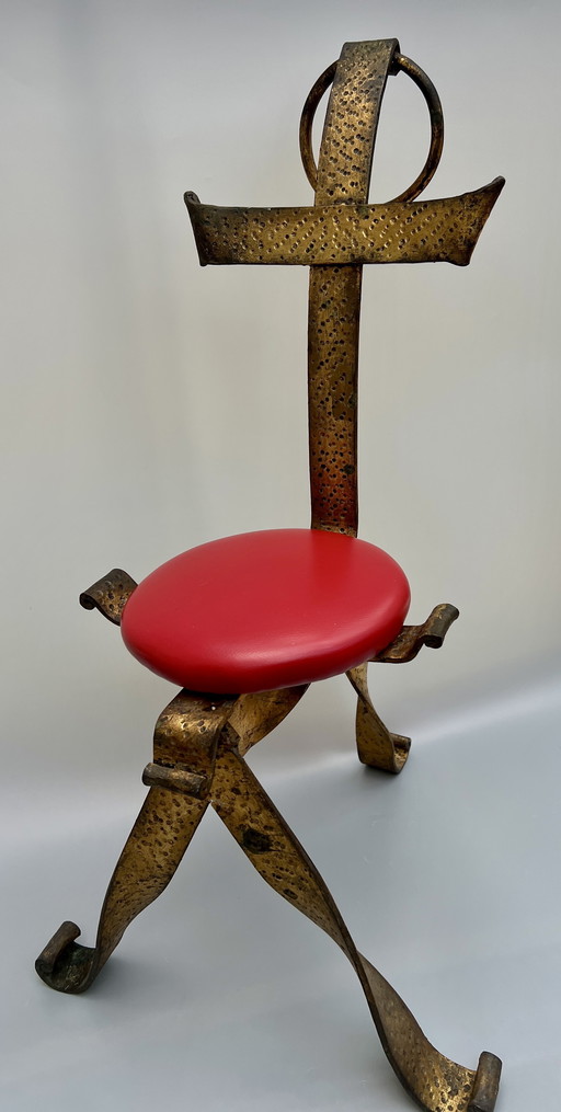 Sedia di design forgiata a mano – Spagna – Ferro brutalista con seduta rossa