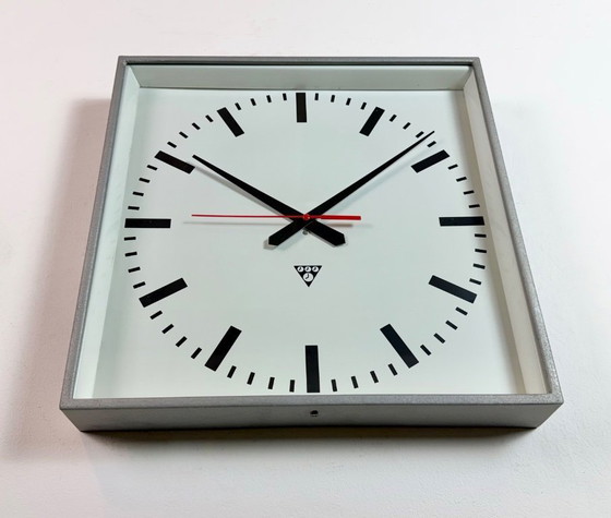 Image 1 of Reloj de pared cuadrado gris grande de Pragotron, años 70