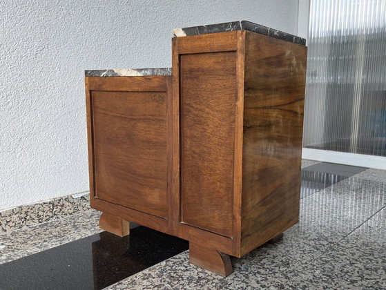Image 1 of Mesita de noche original francesa de estilo Art Déco (nogal flameado y mármol) – década de 1930