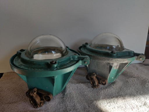 Zeldzame Set Vintage Industriële Gietaluminium Kooilampen 'L'Eclair' (Parijs) – Gerestaureerd & Geconserveerd – wandlampen