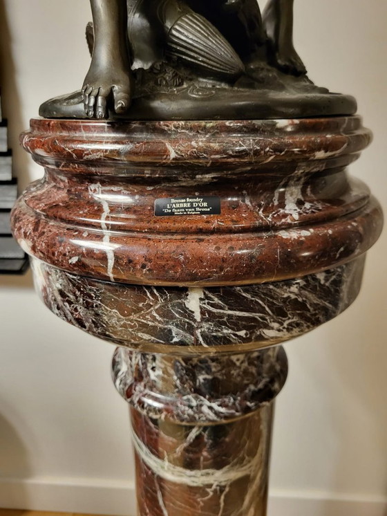 Image 1 of Schöne Bronzestatue von Auguste Moreau auf einem Marmorsockel