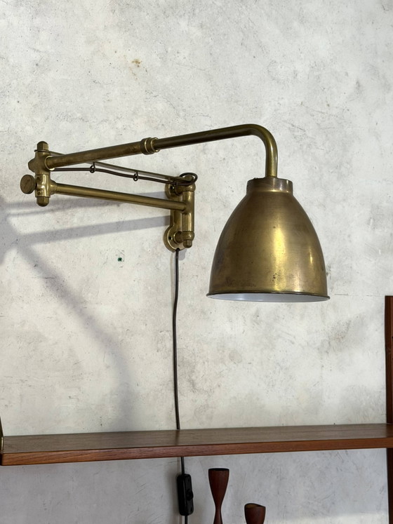 Image 1 of Vintage messing wandlamp met scharnierende arm, Scandinavische stijl