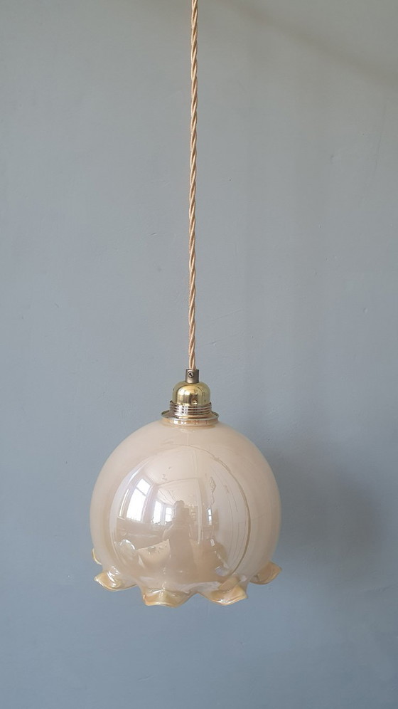 Image 1 of Vintage opaline hanglamp in kelkvorm met parelmoer glans. 