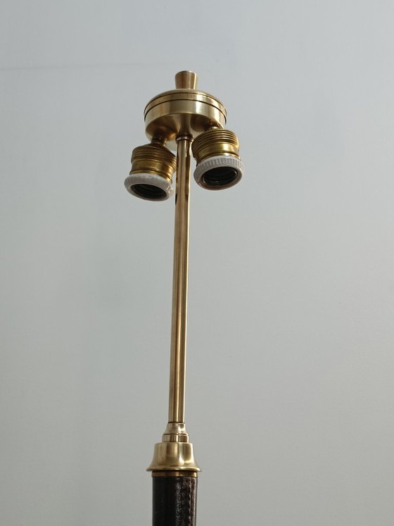 Met leer beklede messing lamp van Jacques Adnet, jaren 1950 – Tafellampen, Leather, Brass (photo 4 of 12)