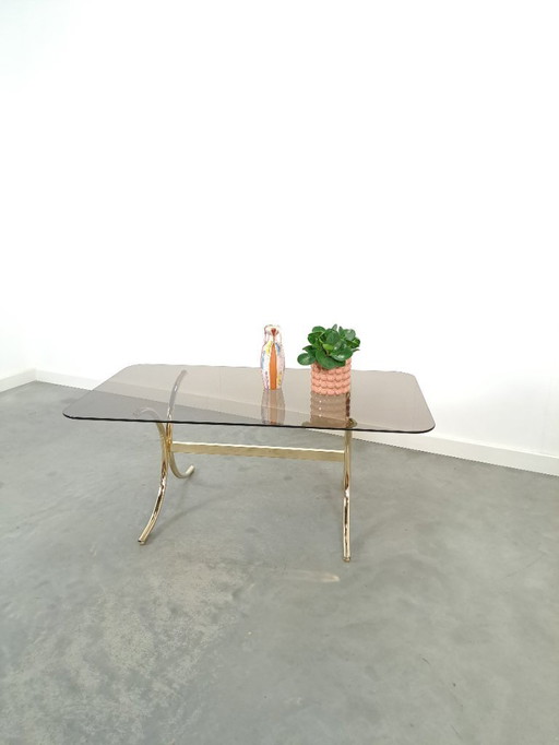 Table basse en verre fumé et pieds dorés de Suède