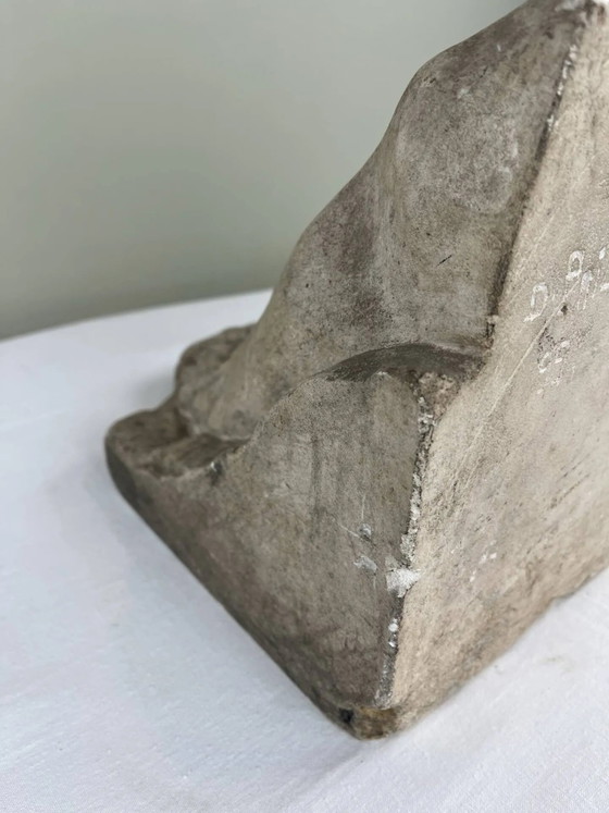 Stenen sculptuur, twee voeten op een blok, gesigneerd D. Paillot. – Beeldhouwkunst, Stone, Brutalist (photo 10 of 14)