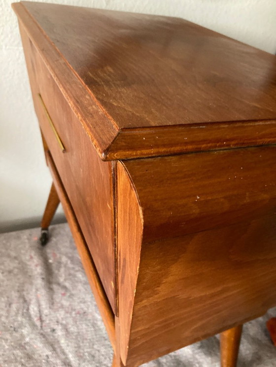 Image 1 of Vintage naaikar uit de jaren 60 - naaitafel - naaikast - op wielen - 3520 - Erzgebirge