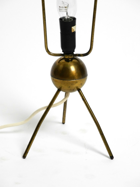 Image 1 of Seltene schöne Mid-Century Modern Tripod Messing Tischlampe mit Wrapped Nylon Strip Lampenschirm