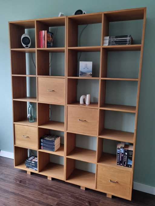 Armario de madera de teca con compartimentos para libros y separador de ambientes