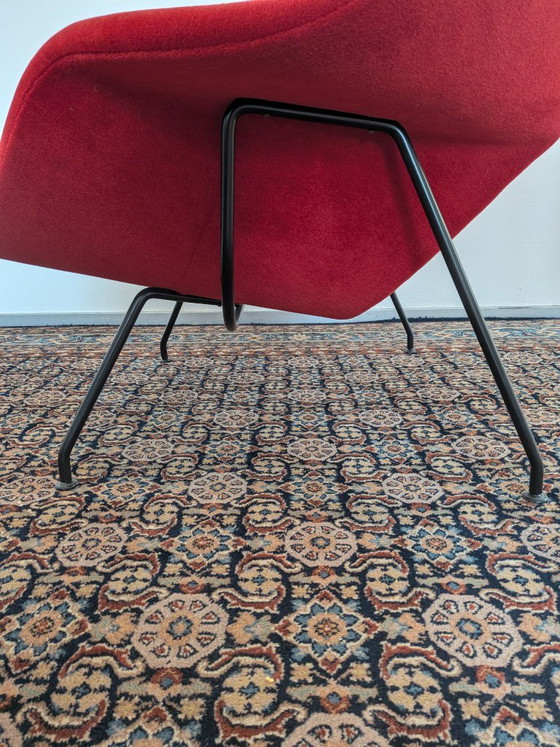 Knoll Womb Chair in rood alpaca - Eero Saarinen – Stoelen / fauteuils, Metal, Textile (photo 5 of 10)
