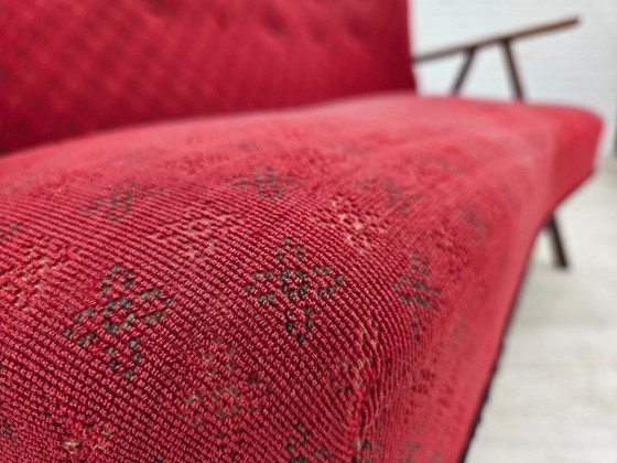 Image 1 of Divano danese a 2 posti, anni '60, rivestimento in tessuto rosso, gambe e braccioli in legno di faggio.