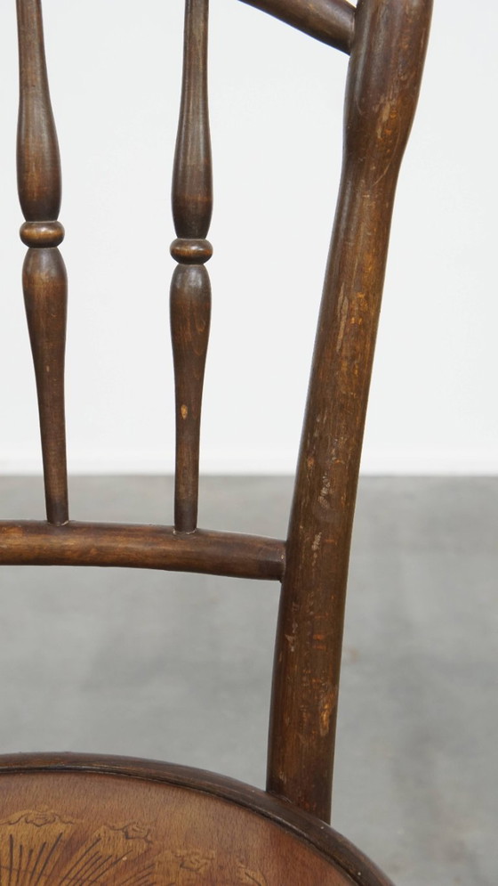Image 1 of Bistrostuhl im Stil von Thonet mit schönen Schnitzereien im Sitz