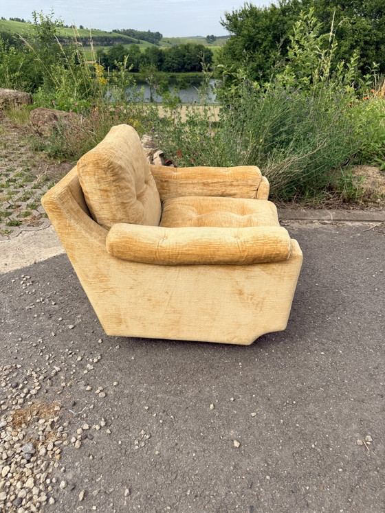 Image 1 of Extra grote fauteuil uit de jaren 70 in goudkleurig fluweel.