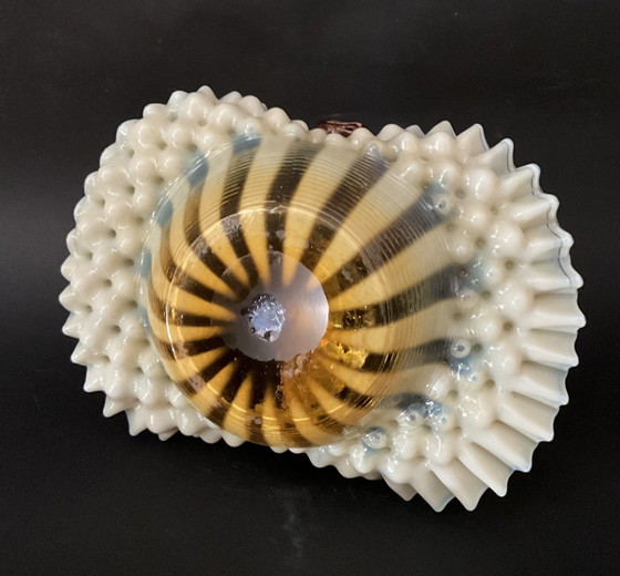 Image 1 of Cesta de cristal artístico de Murano, rara, de cristal opalino con asa rosa retorcida, Italia, 1955–1965.