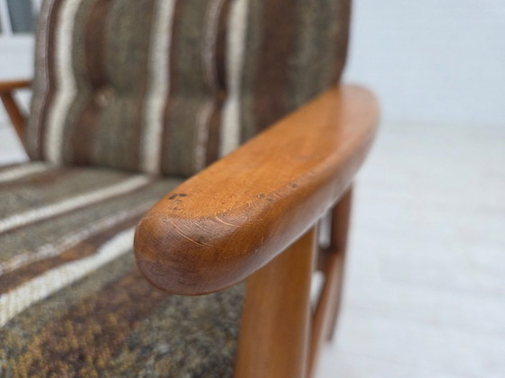 Image 1 of Fauteuil danois des années 1970, en bois de hêtre, recouvert de tissu d'ameublement en laine.