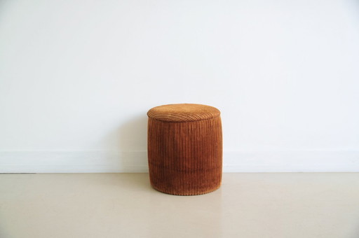 Puf de tela marrón con contenedor interior