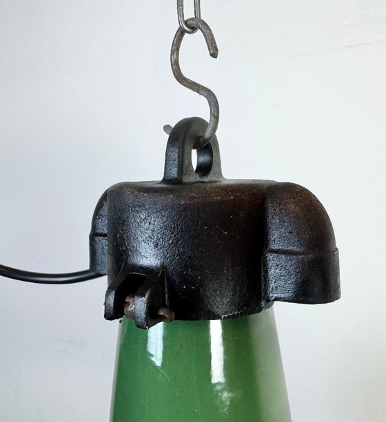 Image 1 of Industriële groene emaille fabriekshanglamp, jaren 60